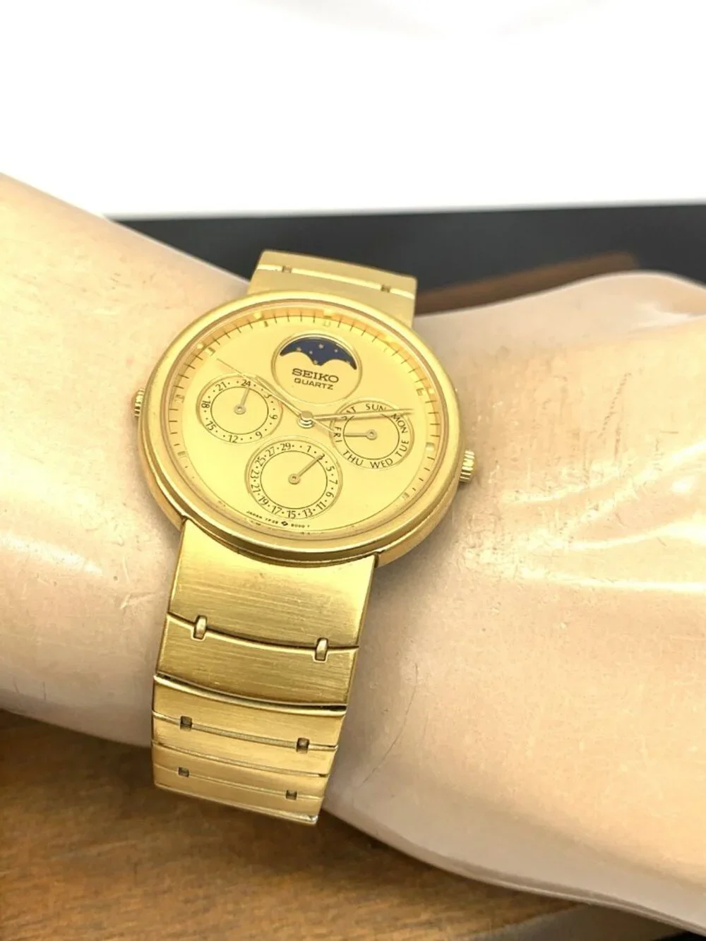 Seiko Men's Watch 7R39-8000 Vintage Quartz Moon Phase Day Date Gold Steel 34mm